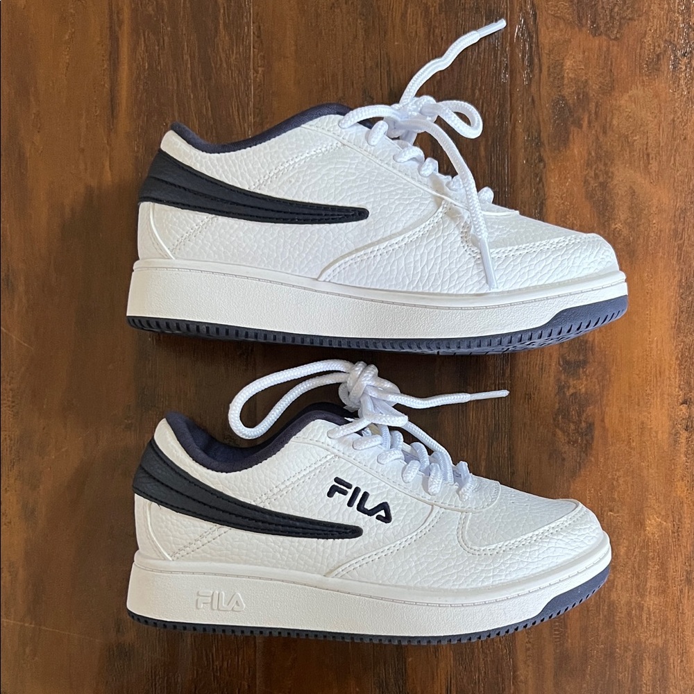 Fila Kids White and Navy Sneakers SIze 1 Youth - Picture 4 of 11